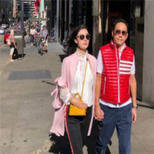 李嘉欣夫妻出游 网友看照片猜测有喜事