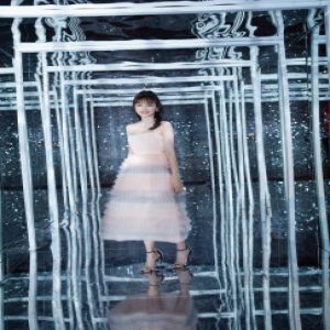 秦岚公主裙亮相 粉嫩可爱似“甜点”