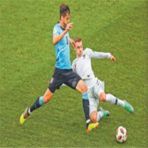 法国晋级四强 离奇失误再现赛场