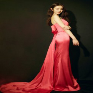 王晓晨亮相芭莎珠宝极夜宴 粉色拖尾长裙性感妩媚