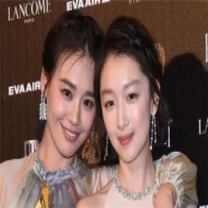 马思纯给鸭子扇风 周冬雨喊话要空调