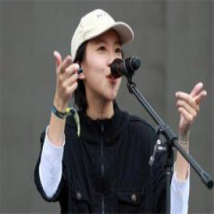 王菲与两女儿同台 母女首度同台默契满分