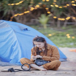 《女儿2》徐璐工装连体衣搭配脏辫造型