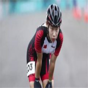 亚运会闭幕 旗手为轮滑运动员郭丹