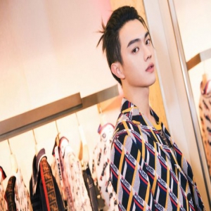 许凯现身品牌活动 高级与街头的碰撞打破时尚界限