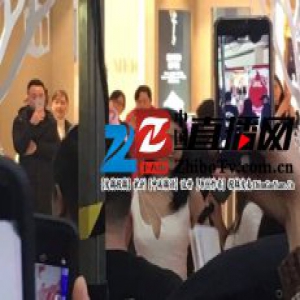 高圆圆秀美胸超养眼 小伙高举手机抓拍20分钟不嫌累