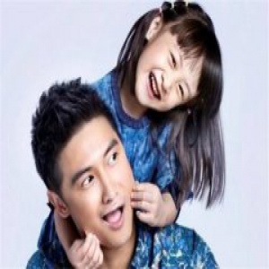 森碟清华留影 脚上的鞋子成亮点