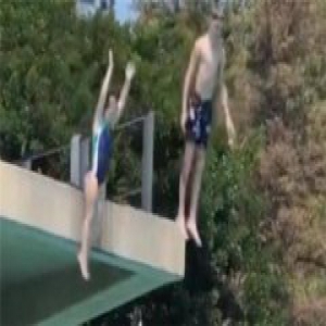 小贝爱女高台跳水 哥哥一旁加油打气