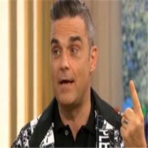 英歌手解释竖中指 只是在为世界杯倒计时？