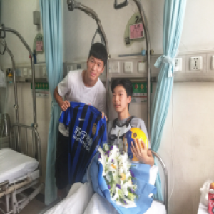 张晓彬探望小球迷 送上签名球衣及俱乐部年卡