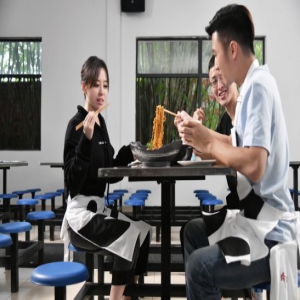 《锋味》连续收视第一 有美食狂欢也有温馨的故事