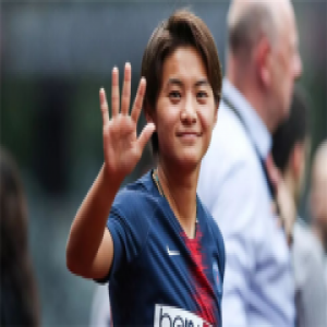 王霜亮相大巴黎 与巴黎圣日耳曼女足正式签约