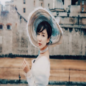 娄艺潇探访《剧院魅影》后台 拍摄复古大片遭“意外”