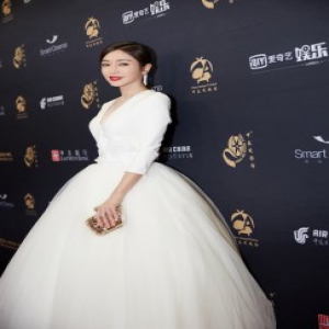 秦岚深V白纱裙亮相中美电视节盛典 获年度最佳女主