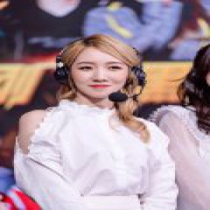 孟美岐吴宣仪出席品牌活动 白衣素雅清新仙美