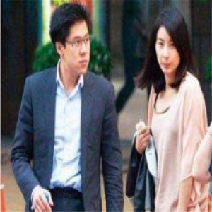 郭晶晶低调回娘家 素颜现身衣着朴素