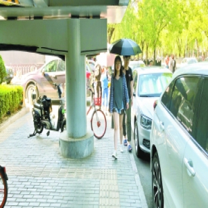 樱花东街在建过街天桥 意外引发各方争议