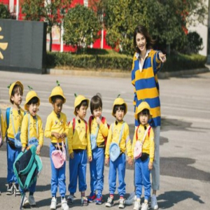 张丹峰《爱上幼儿园》变身帅气消防员 洪欣“怒斥”孩子