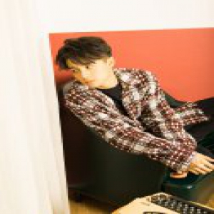 翟子路初秋写真曝光 红墙绿椅演绎痞帅复古风