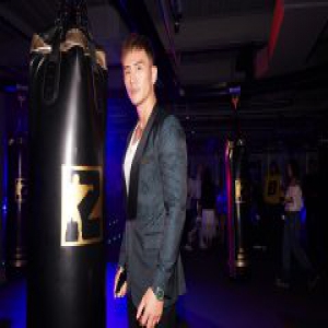 顾又铭助力邹市明拳盟盛典 印花西装酷帅有型