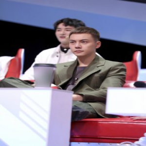 陈伟霆分享怎么藏双下巴 《下一站传奇》复赛开启