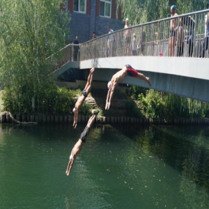 跨河桥成跳台, 护城河边练跳水，您命不要啦！