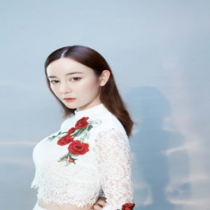 张檬身着中式蕾丝裙 优雅绽放真我