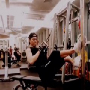 叶祖新健身房打卡 练器械肌肉抢镜