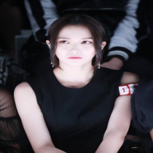 SNH48成员亮相上海时装周 吴哲晗时尚感爆棚