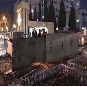 脑洞太大!清华校门被撞究竟谁干的?一起普通事故竟让隔壁北大躺枪了