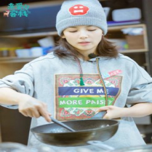 《亲爱的客栈》沈月转成正式员工 厨房首秀吓成表情包