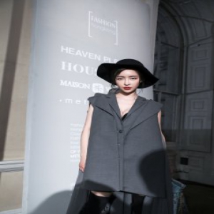 刘凡菲伦敦助阵时尚大秀 性感靓丽衣品不凡