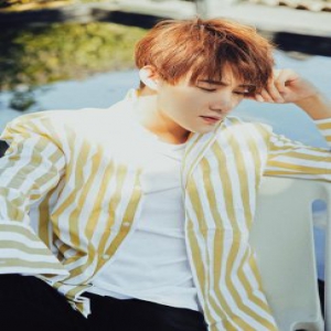 黄圣池享受午后悠闲时光 帅气“侧颜”令人心动