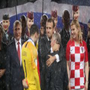2克罗地亚 克罗地亚美女总统冒雨颁奖让球迷钦佩