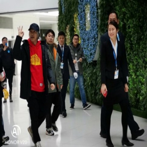 周星驰携新剧现身苏宁，戏精女粉丝获赠荣耀V20