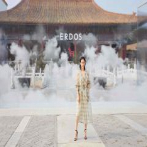 谭卓受邀出席某品牌发布会 现代装“高贵妃”霸气回宫