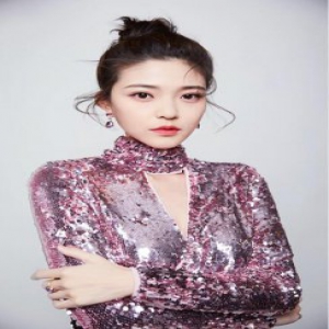 王妍之出席时尚权力盛典 玫瑰金礼服璀璨夺目