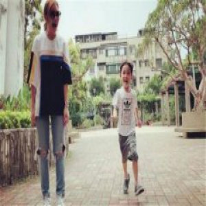 梁静茹儿子曝近照 呆萌可爱萌化众网友