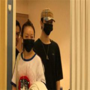 医院偶遇范丞丞 疑似太过劳累身体虚弱