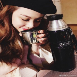 葛天出门带热水壶 老年式养生受欢迎