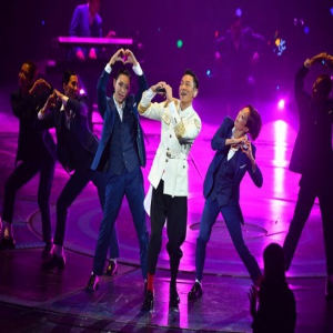 刘德华香港开唱舞台藏巧思 女儿绘图制成动画布满顶空