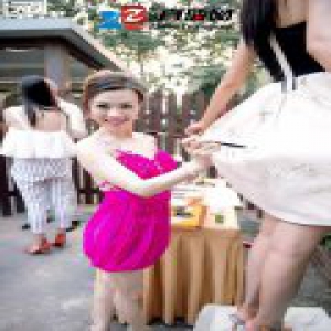 苏菲儿曝光早期图片 手拿毛笔签名玩转时尚