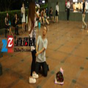 广州小伙当众抱女孩大腿求爱遭拒