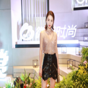 婉嫔娘娘曹曦文 受邀时尚活动聊佛系时尚