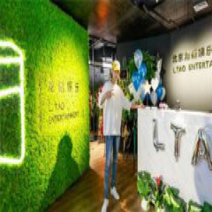 黄子韬成立公司 发文晒照感谢老爸