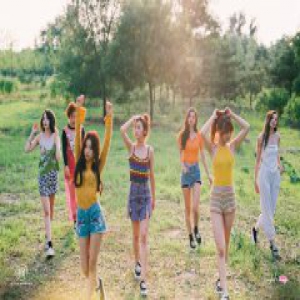 Hickey喜祺展露彩虹般魅力 夏日写真演绎神秘森林少女