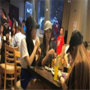 偶遇程潇吴宣仪 两人挽手逛街好不亲密