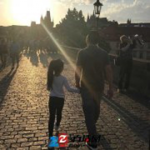 赵薇晒照秀幸福 黄有龙牵着小四月去旅行