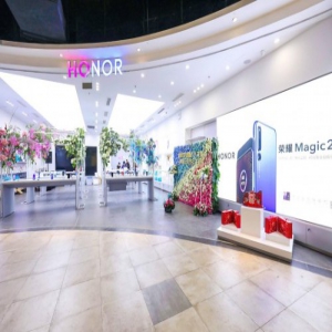 “2400万真香自拍馆”现身上海荣耀门店，荣耀10青春版引爆自拍热潮