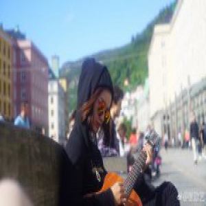  张歆艺华晨宇相约玩VR 网友喊话：是你的好弟弟